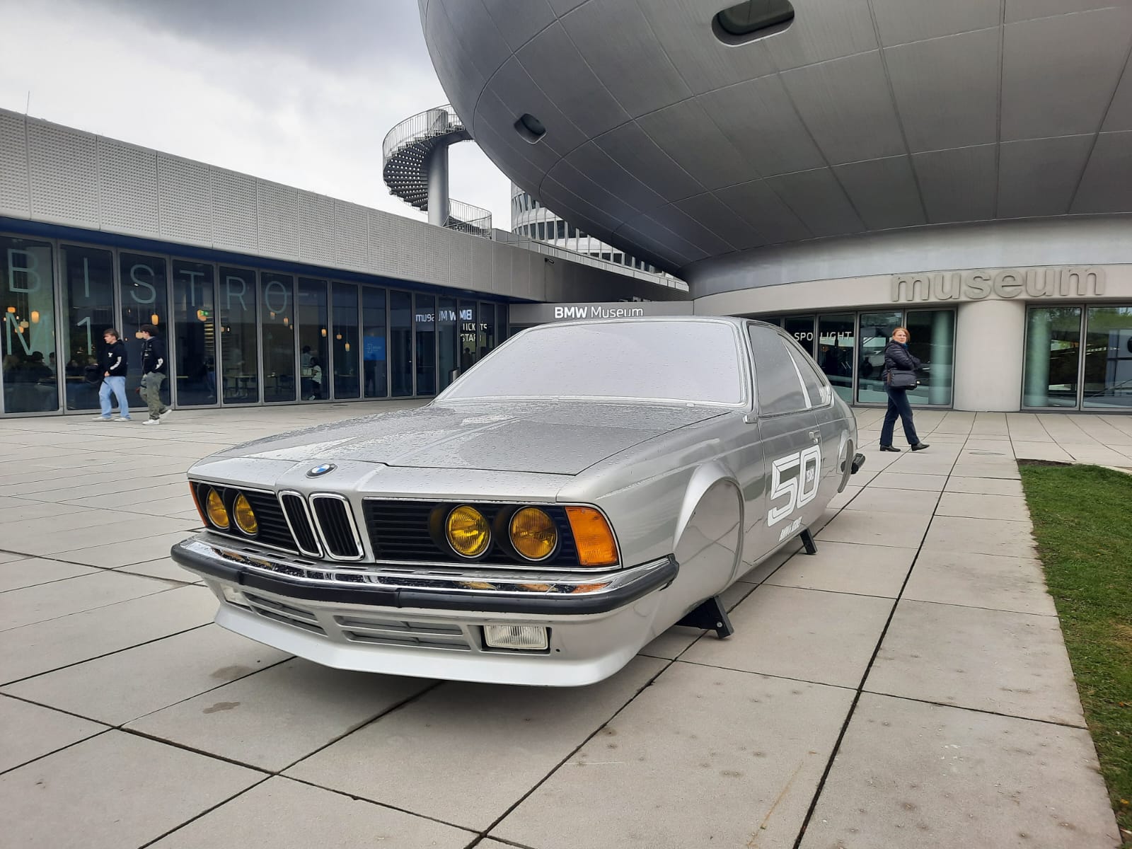 Inszenierung zur 6er-Ausstellung auf dem Vorplatz des BMW Museum (Foto: Christian Müller)